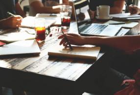 Formation sur mesure en français – Participer à une réunion